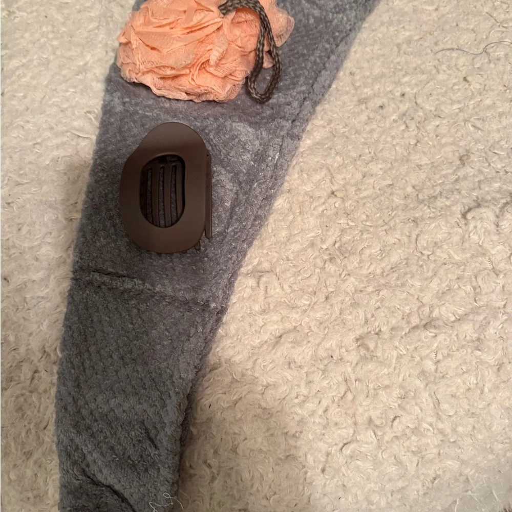 Soft Gray Turban, Loofah Bath Sponge, and Hair Clip Spa Set - Picture 4 of 6